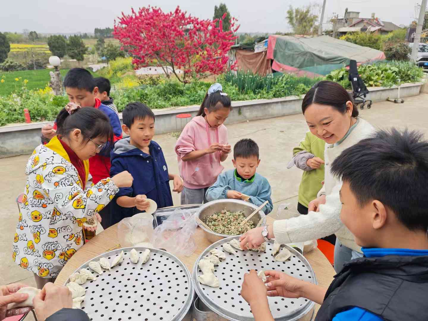 小手塑責(zé)任 餃香浸品格 ——綿陽(yáng)市游仙區(qū)石馬小學(xué)開(kāi)展千人包餃子主題活動(dòng):包塑銅管
