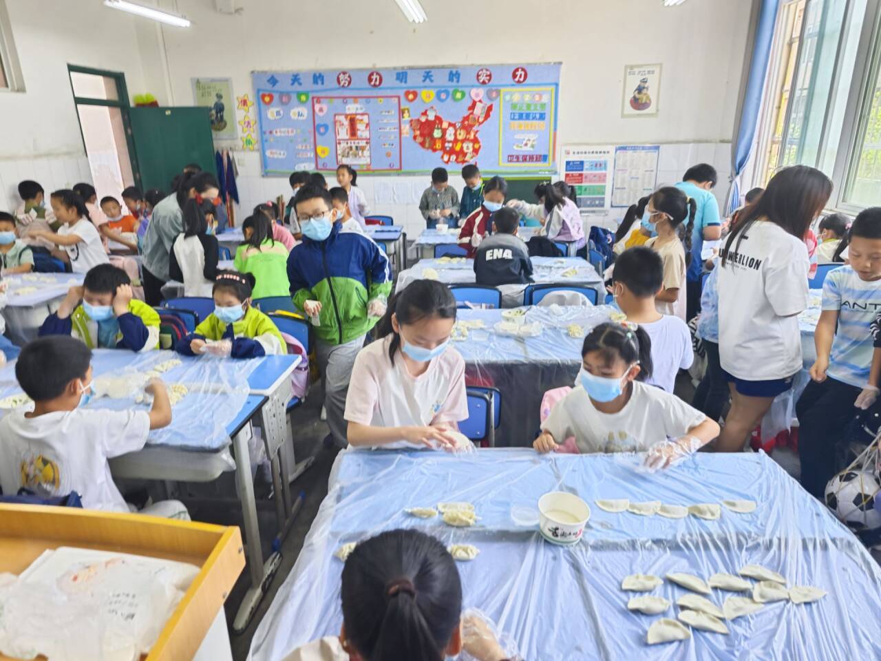 小手塑責(zé)任 餃香浸品格 ——綿陽(yáng)市游仙區(qū)石馬小學(xué)開(kāi)展千人包餃子主題活動(dòng):包塑銅管
