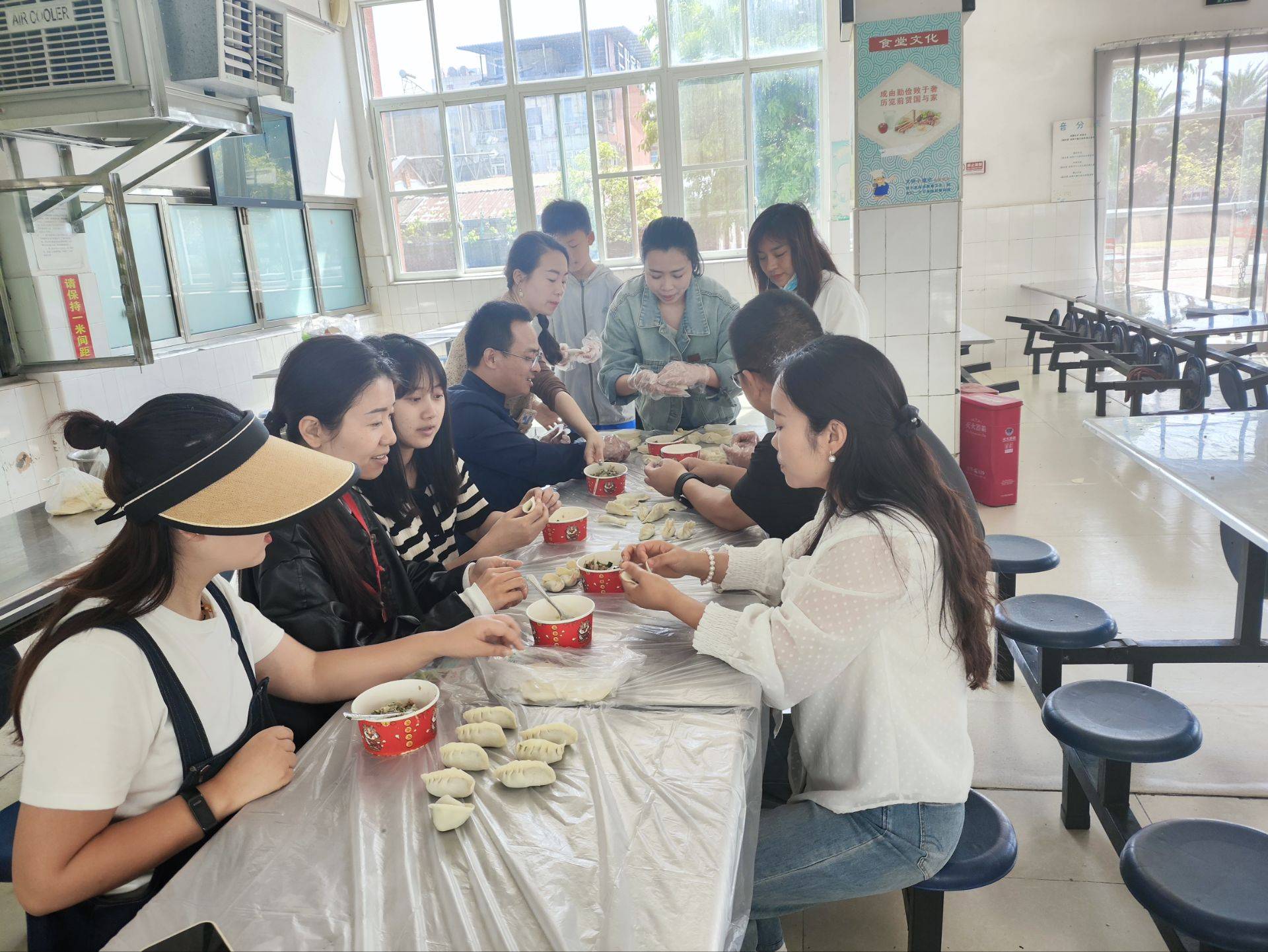 小手塑責(zé)任 餃香浸品格 ——綿陽(yáng)市游仙區(qū)石馬小學(xué)開(kāi)展千人包餃子主題活動(dòng):包塑銅管
